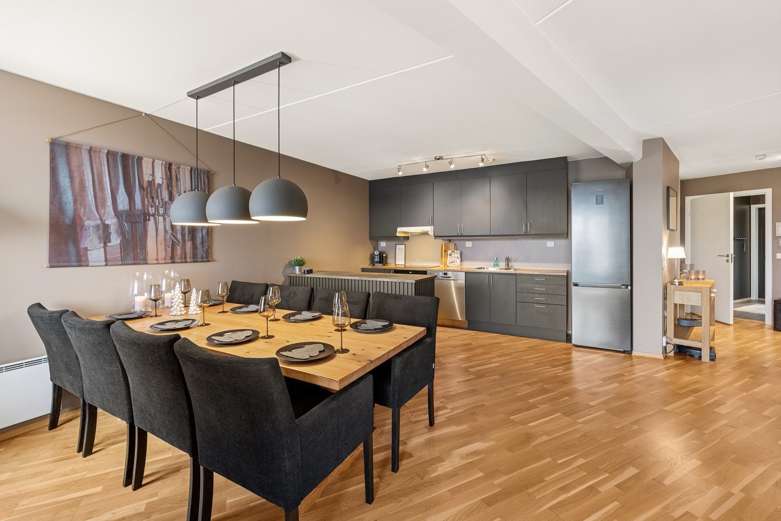 Den åpne løsningen til kjøkkenet gir en god og luftig romfølelse. Galleribilde