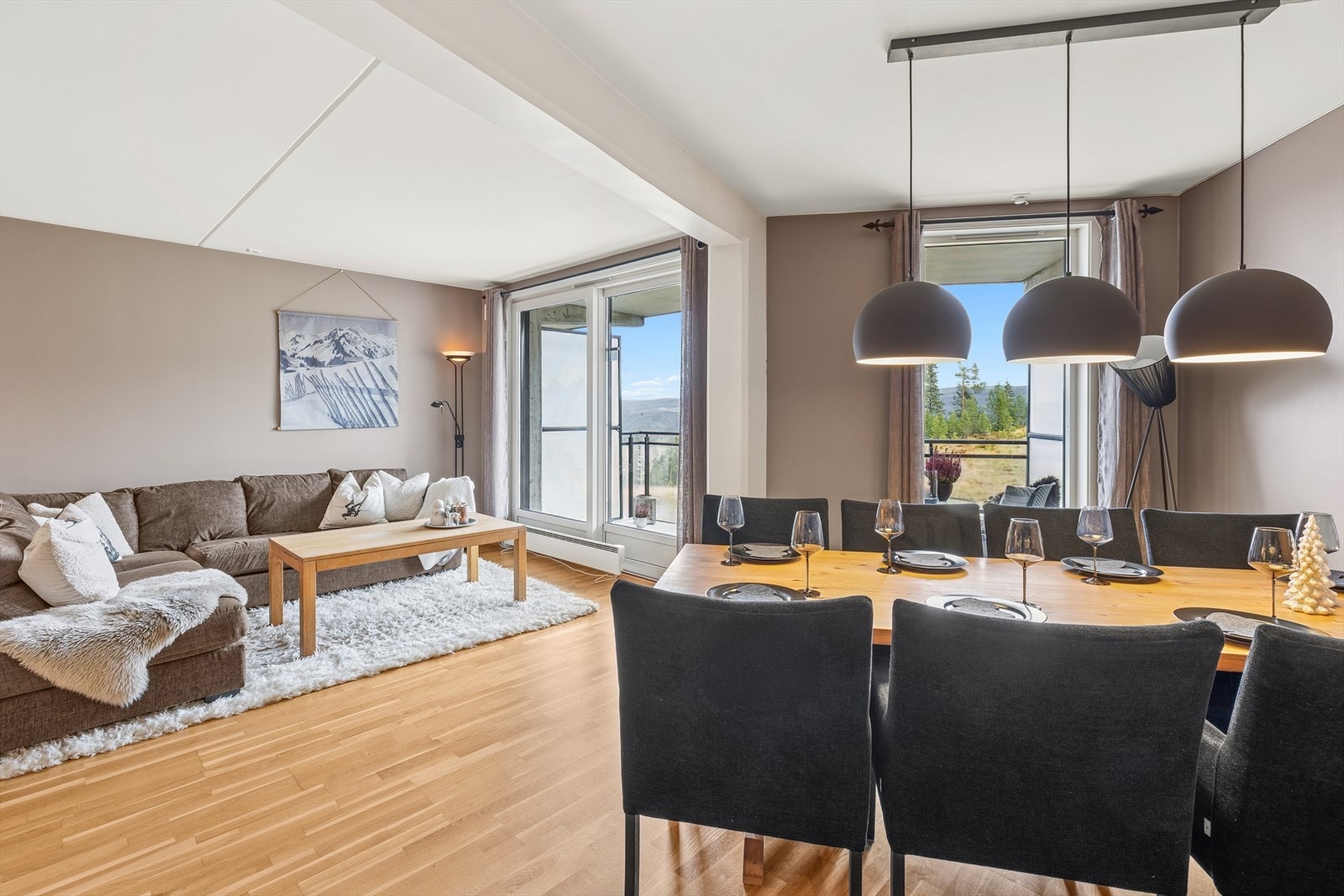 Stuen gir rom for å møblere i flere soner. Galleribilde