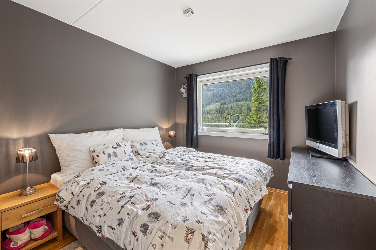 Rommene har plass til seng, tilpasset garderobeløsning og småmøbler. Galleribilde