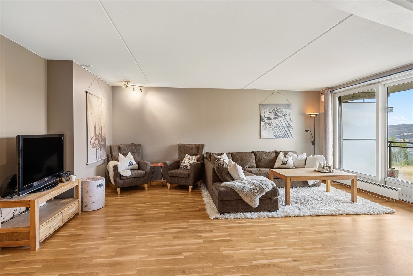 Leiligheten er godt vedlikeholdt med duse fargevalg som gir en behagelig atmosfære. Galleribilde