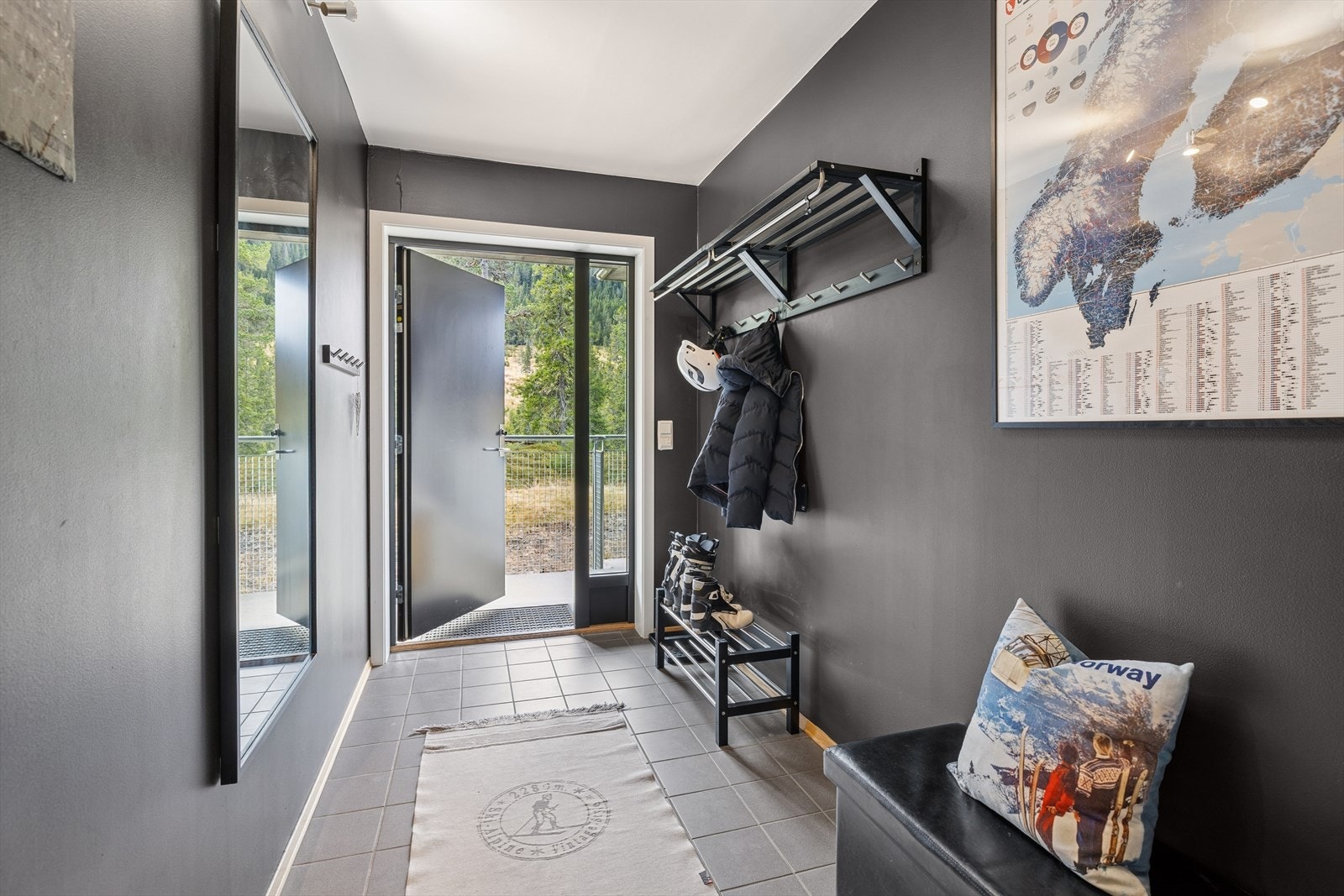 Romslig entré med plass til henge yttertøy og sette skoene. Galleribilde