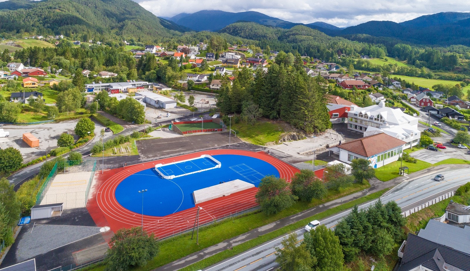 Søfteland skole ligger kun få minutter gange unna Galleribilde