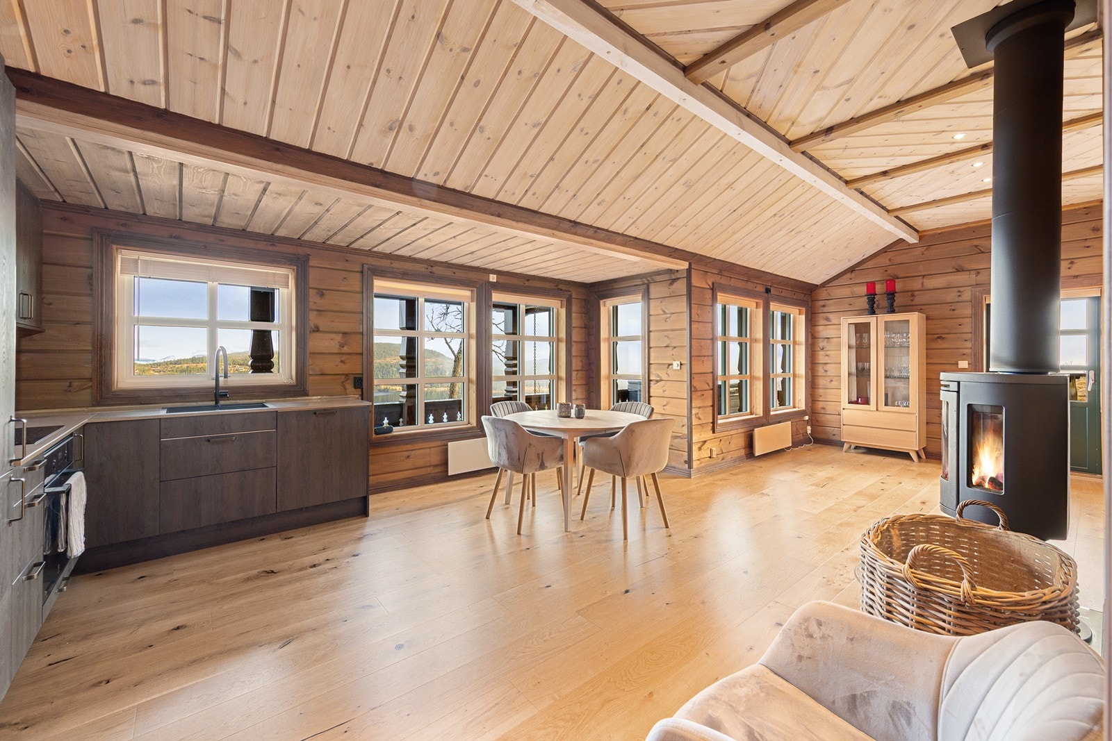 Vinduene slipper inn godt med naturlig lys, som gir rommet en luftig og åpen følelse. Galleribilde