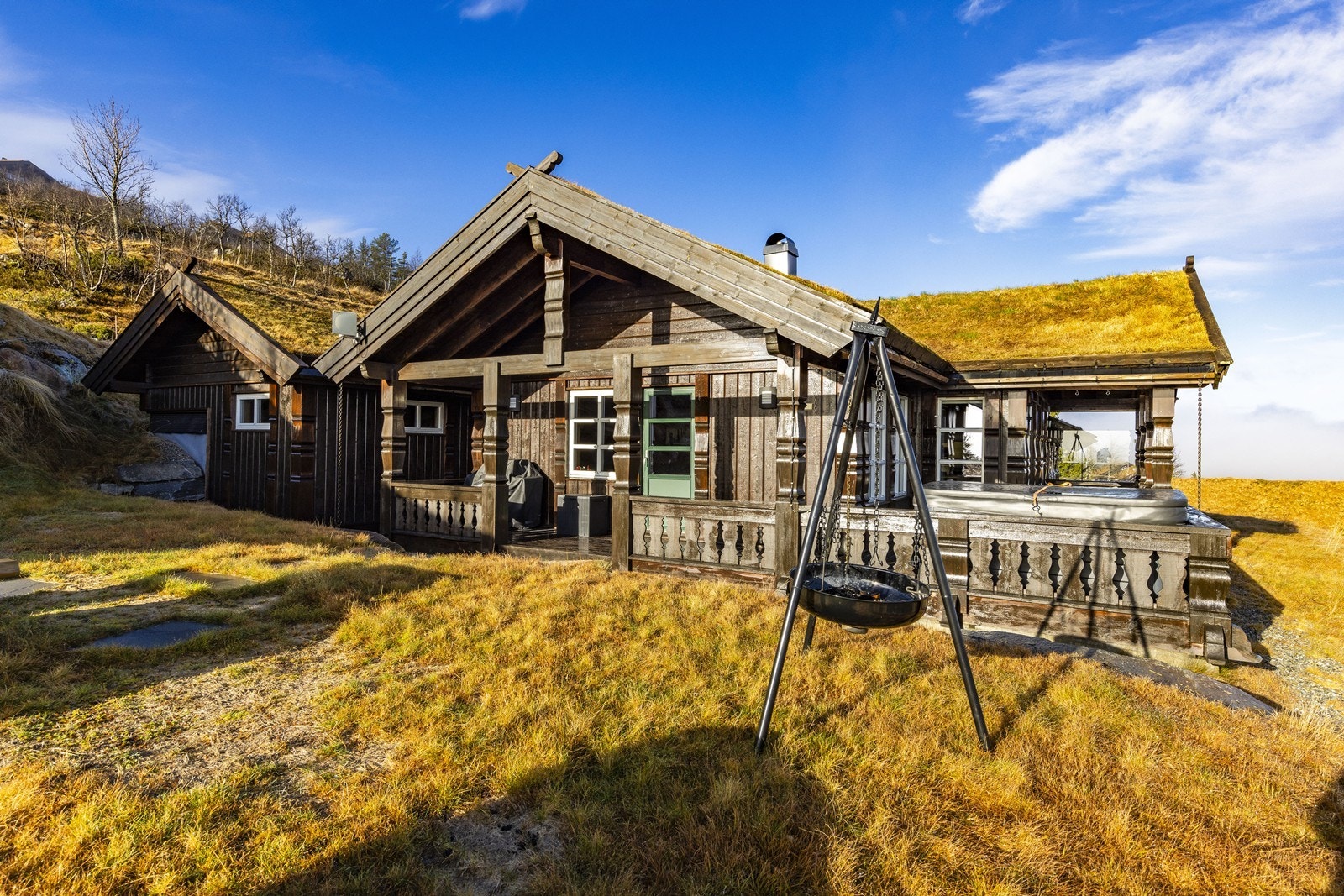 Eiendommen har pent opparbeidet uteareal og gårdsplass, samt noe naturtomt. Galleribilde