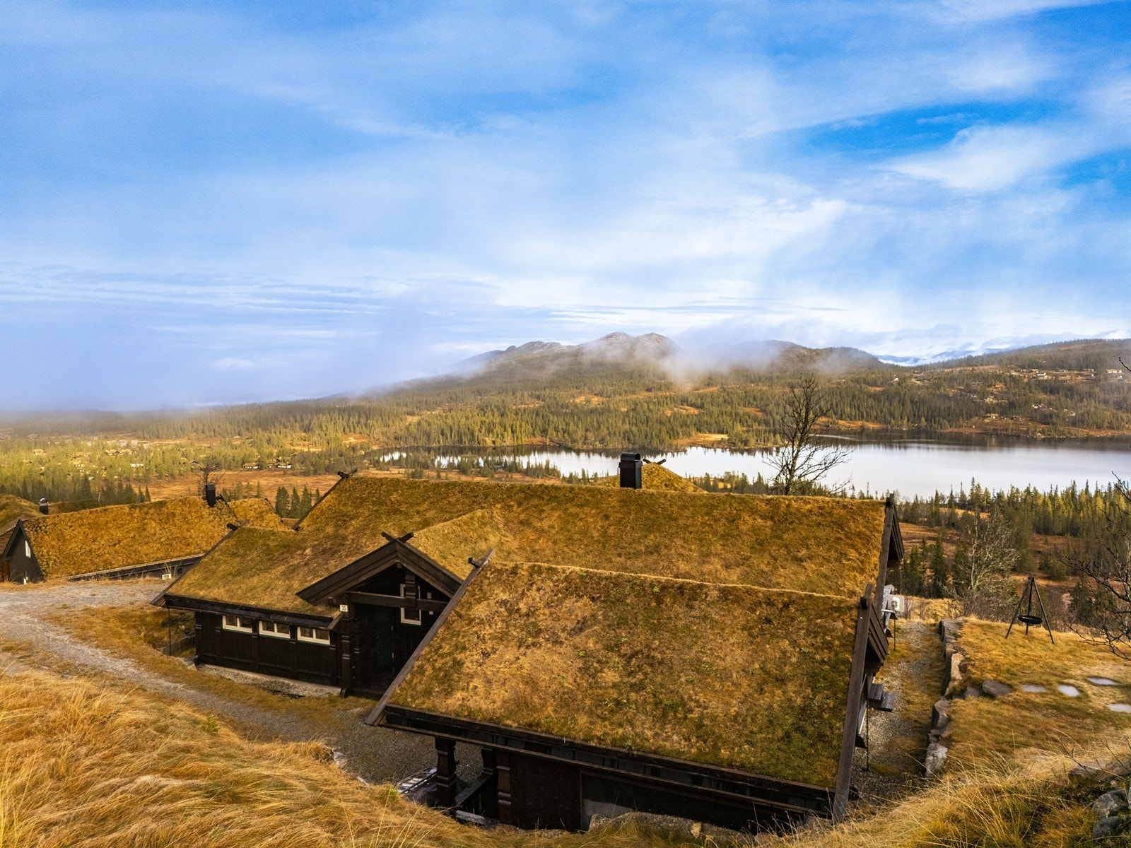 Denne flotte eiendommen ligger vakkert til i et nyere og attraktivt hytteområde på Øvre Reinsjøfjell i Flå kommune. Galleribilde