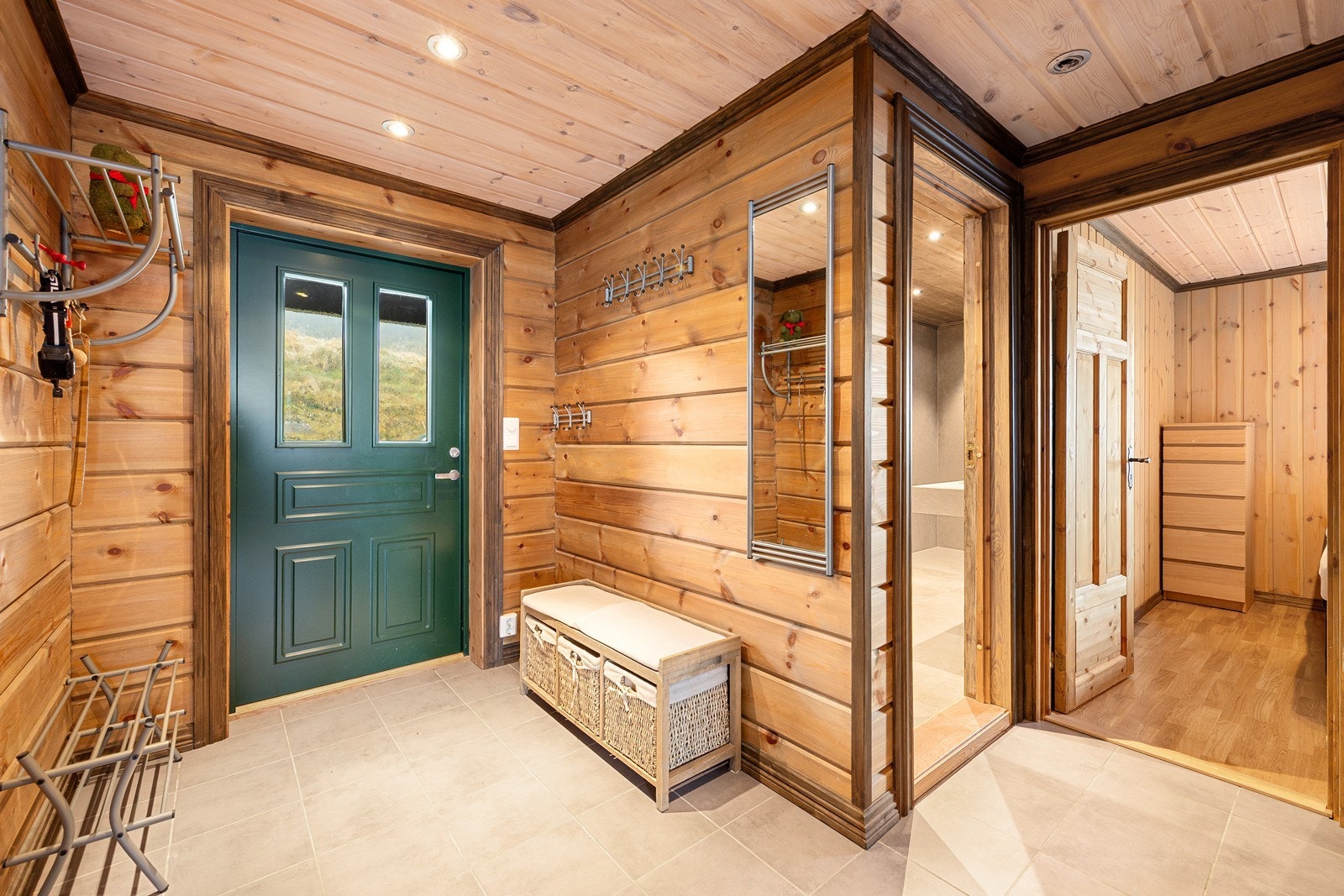 Velkommen inn! Entréen har gode oppbevaringsmuligheter for yttertøy og sko, og det er rom for en praktisk sittebenk. Galleribilde