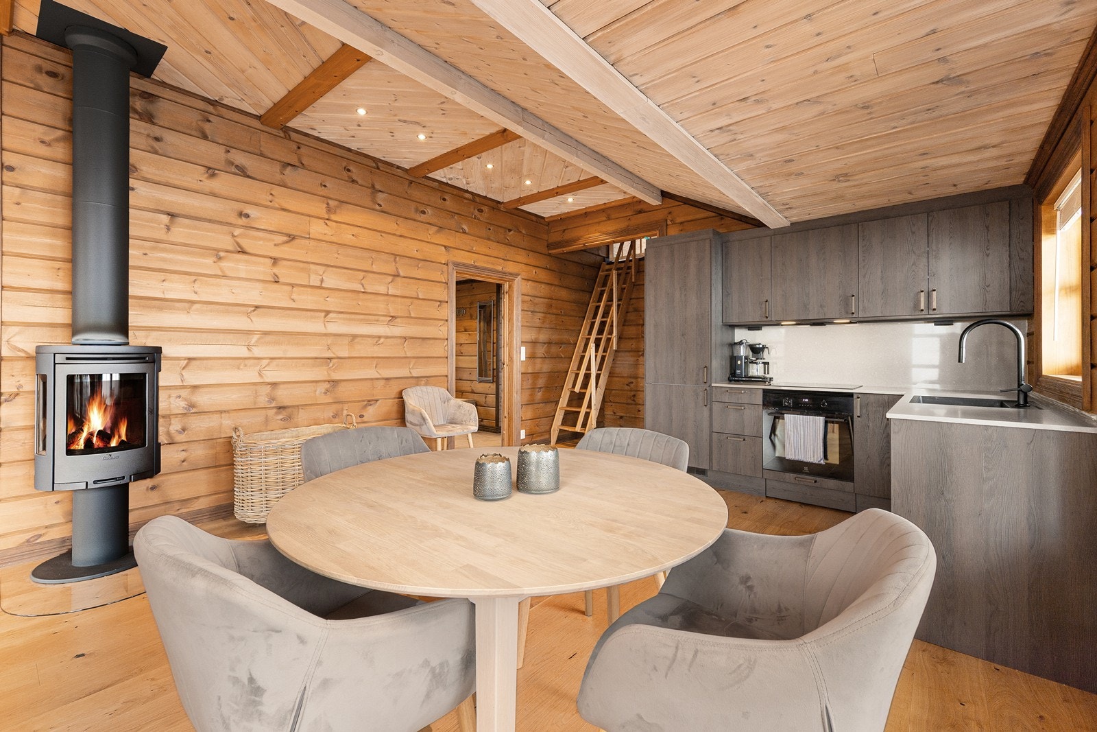 Boligen har en åpen stue/kjøkken løsning med plass til spisegruppe og et stilrent kjøkken. Galleribilde