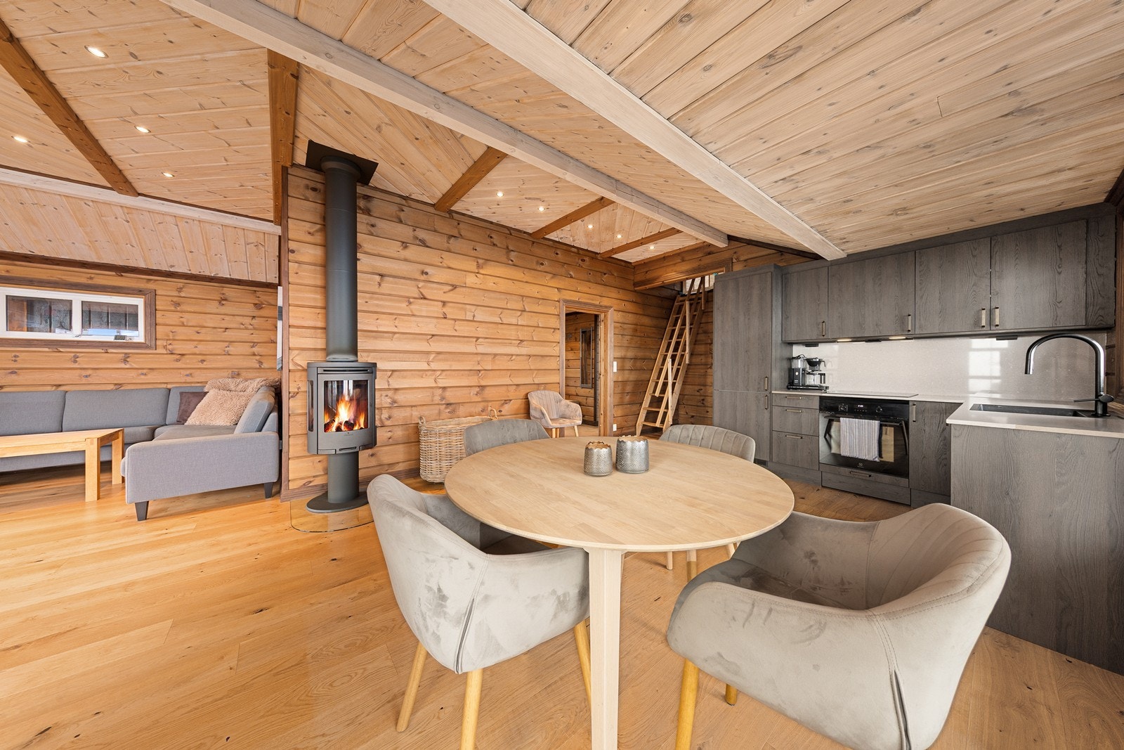 I stuen er det en peisovn som gir god varme, samtidig som det skaper en lun og koselig stemning. Galleribilde