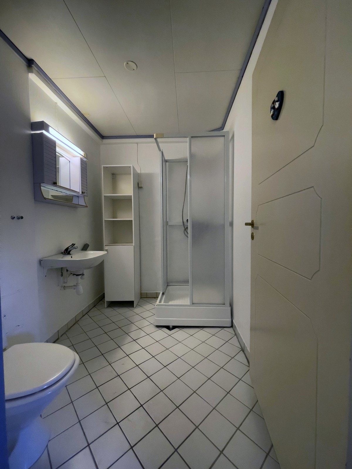 Flislagt bad med opplegg for vaskemaskin. Galleribilde