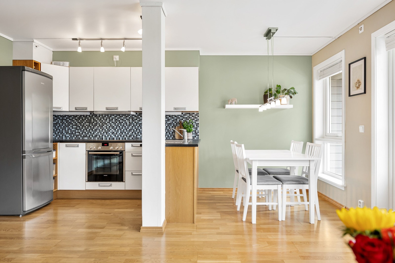 Spisebordet får sin naturlige plassering i enden av kjøkkenet og det er god plass til et stort spisebord hvor man kan samles for hygge og kos med god mat. Galleribilde