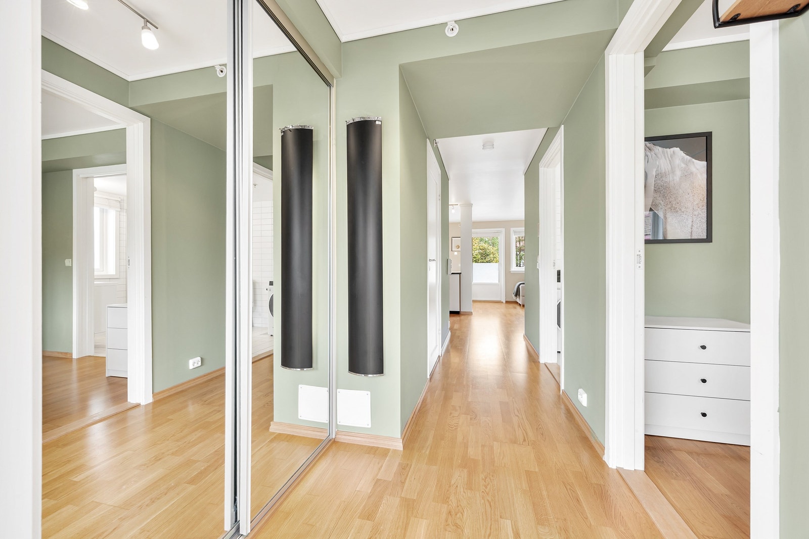 Leiligheten er gjennomgående med rikelig med naturlig lysinnslipp og moderne overflater. Galleribilde