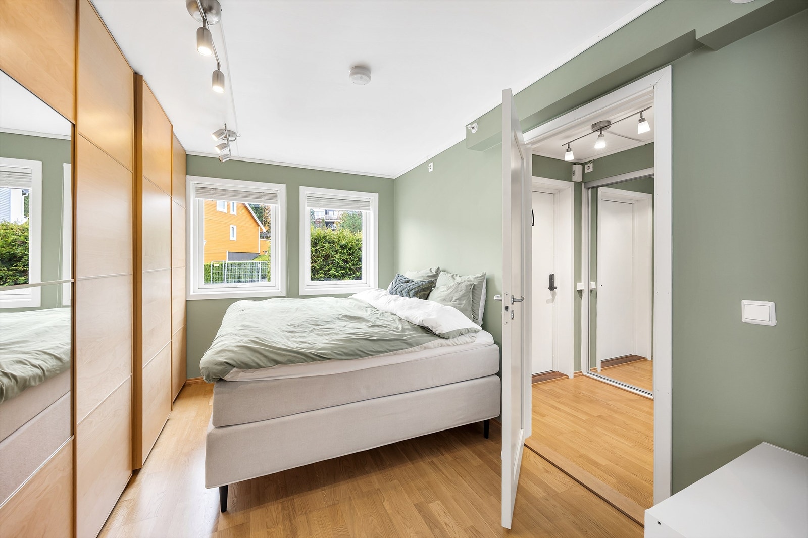 Leiligheten har et soverom av meget god størrelse. Galleribilde