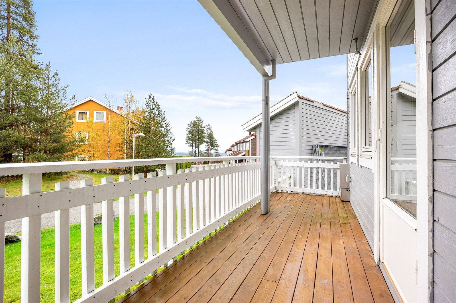 En ypperlig uteplass på og en naturlig forlengelse av stuen på sommerhalvåret. Galleribilde