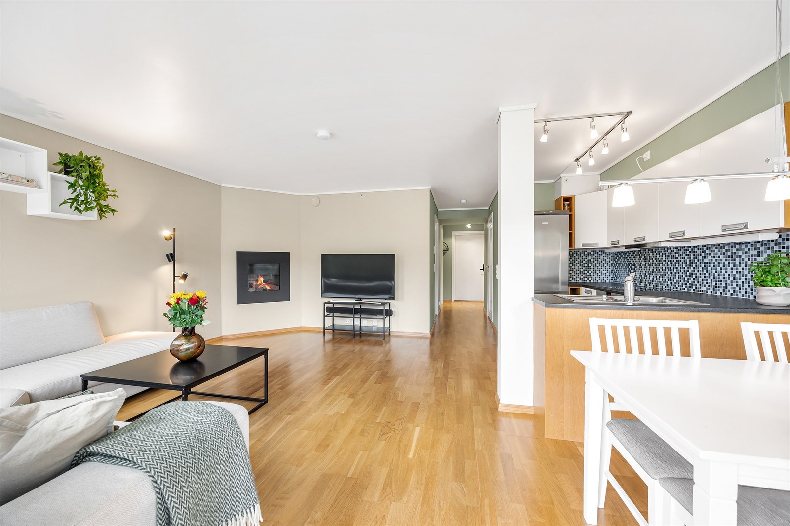 Stuen er av god størrelse og gir flere innredningsmuligheter for en sofakrok med TV-benk eller en godstol ved siden av gasspeisen. Galleribilde