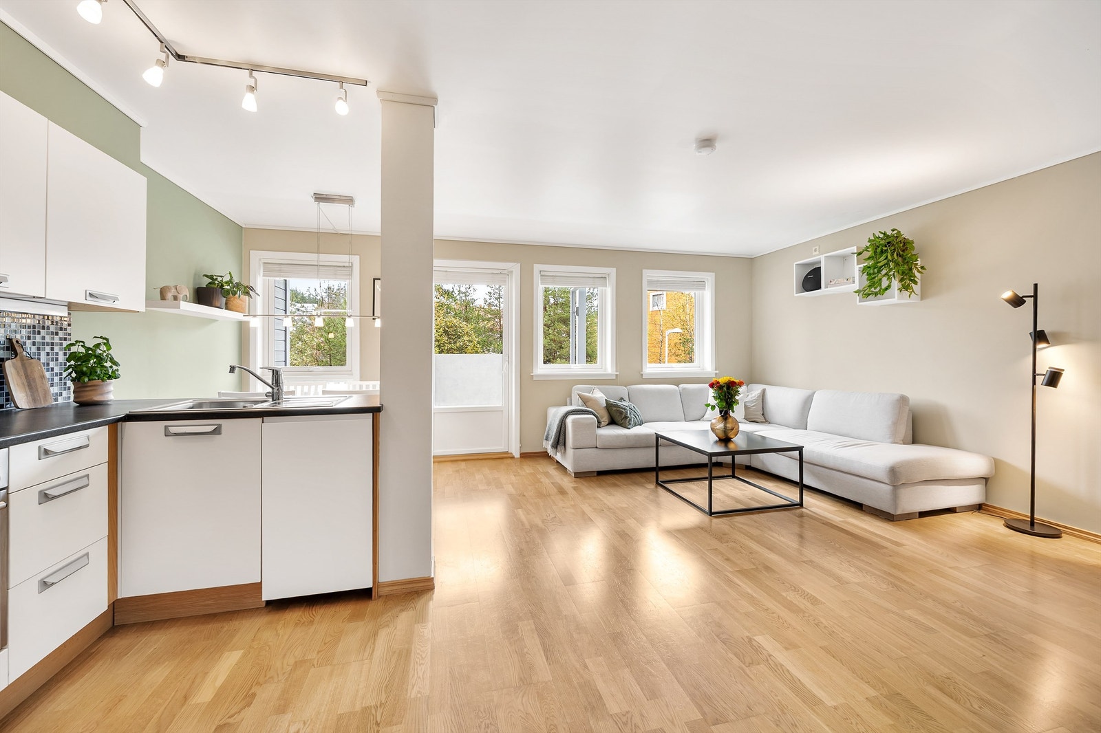 Hjertet av boligen, en åpen stue og kjøkkenløsning for en sosial atmosfære i boligen Galleribilde