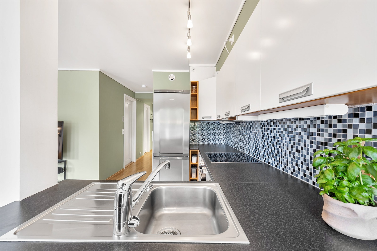 Benkeplate med rikelig arbeidsplass og en nedfelt oppvaskkum av rustfritt stål. Galleribilde