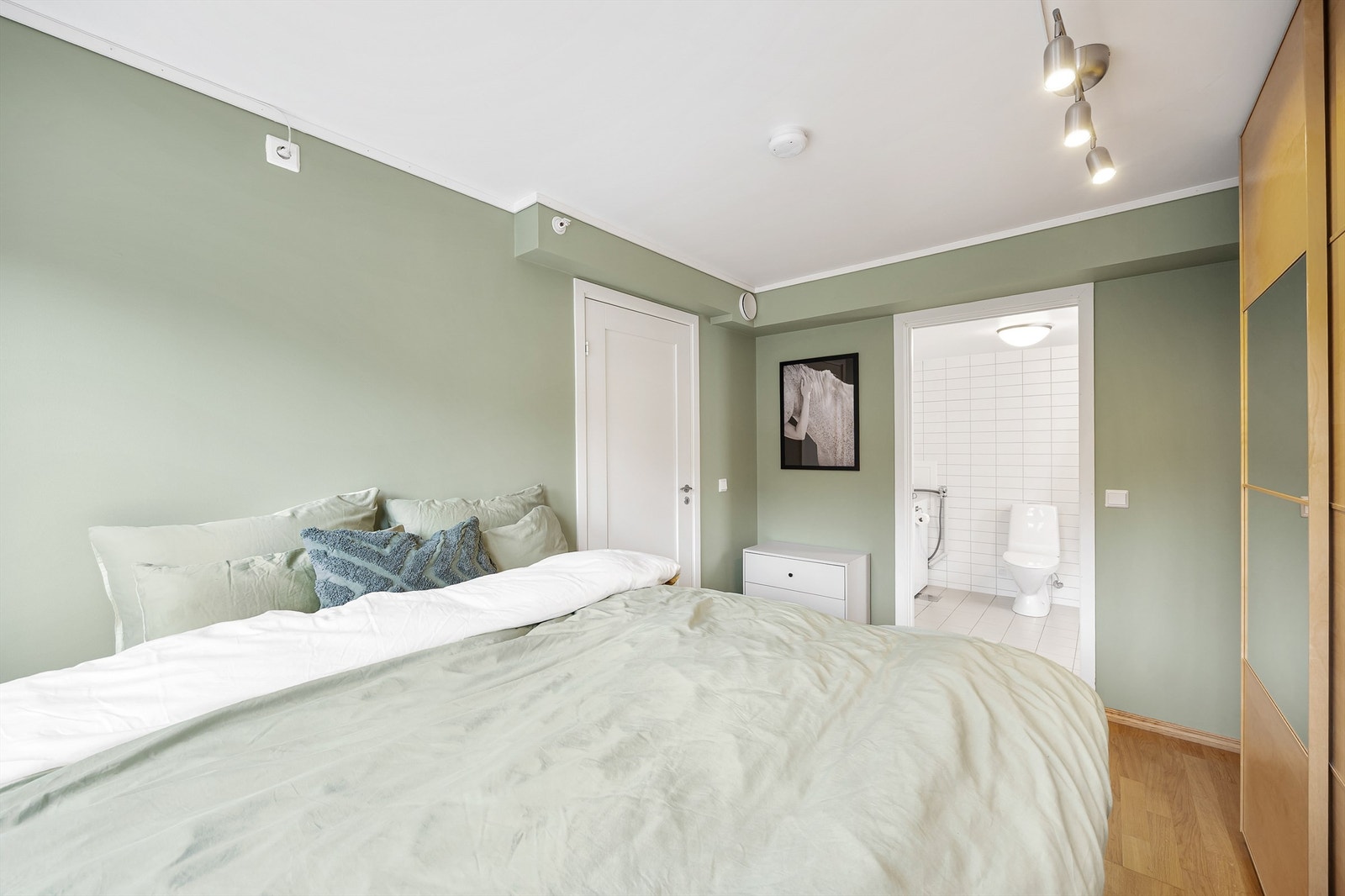 Rommet har direkte adkomst til baderommet. Galleribilde