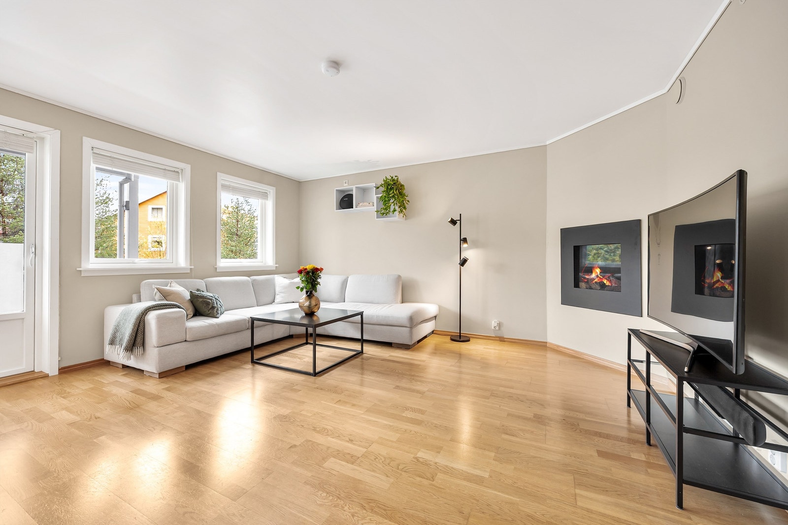 Rommet er lyst og luftig med store vindusflater som slipper inn rikelig med naturlig lys. Galleribilde