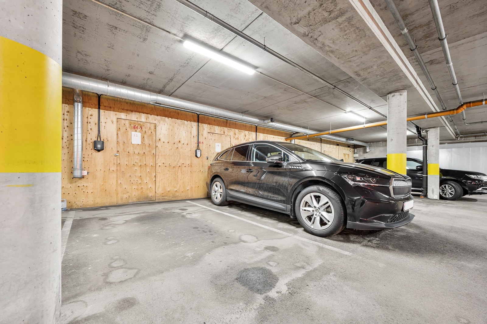 Det følger med en parkeringsplass med nummer 24-1. Plassen har montert lader til el-bil. Galleribilde