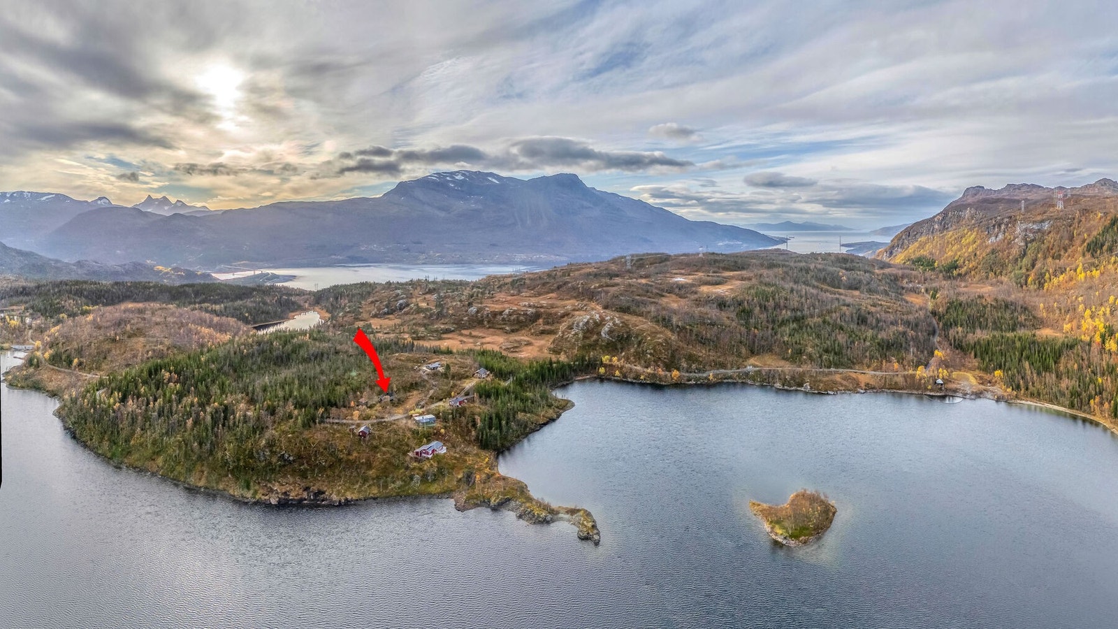 Hytta har en fin beliggenhet med flott utgangspunkt for fiske, jakt og friluftsliv. Galleribilde