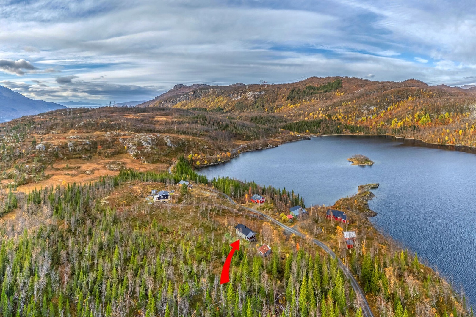 Eiendommen ligger i flott fjell terreng med kort avstand til Store Trollvatnet. Galleribilde