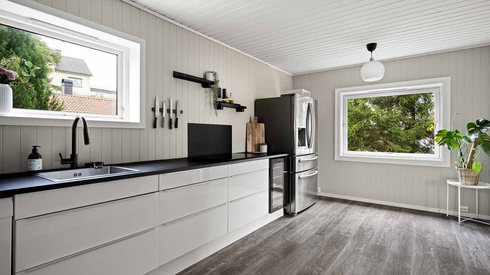 Integrerte hvitevarer og frittstående kjøleskap følger boligen Galleribilde