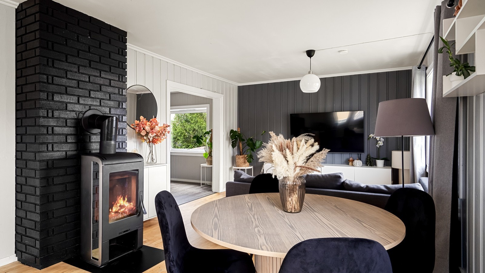 I stuen er det plass til sofagruppe og spisegruppe Galleribilde