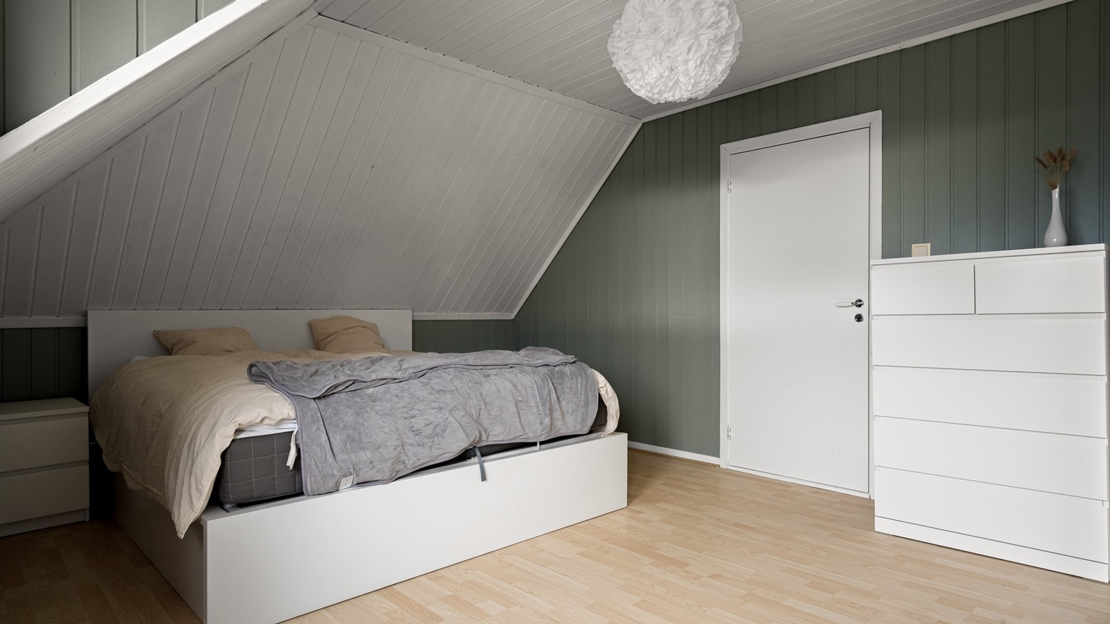 Hovedsoverom er av fin størrelse og har godt med plass til seng og øvrig møblement for oppbevaring Galleribilde