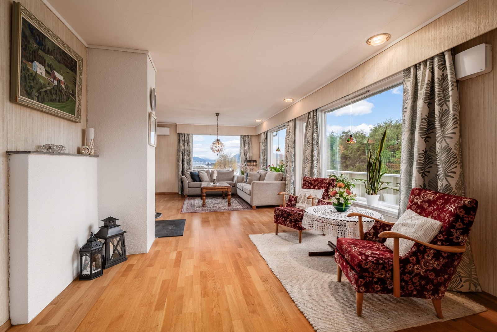 Store vindusflater byr på rikelig med naturlig lysinnslipp. Galleribilde