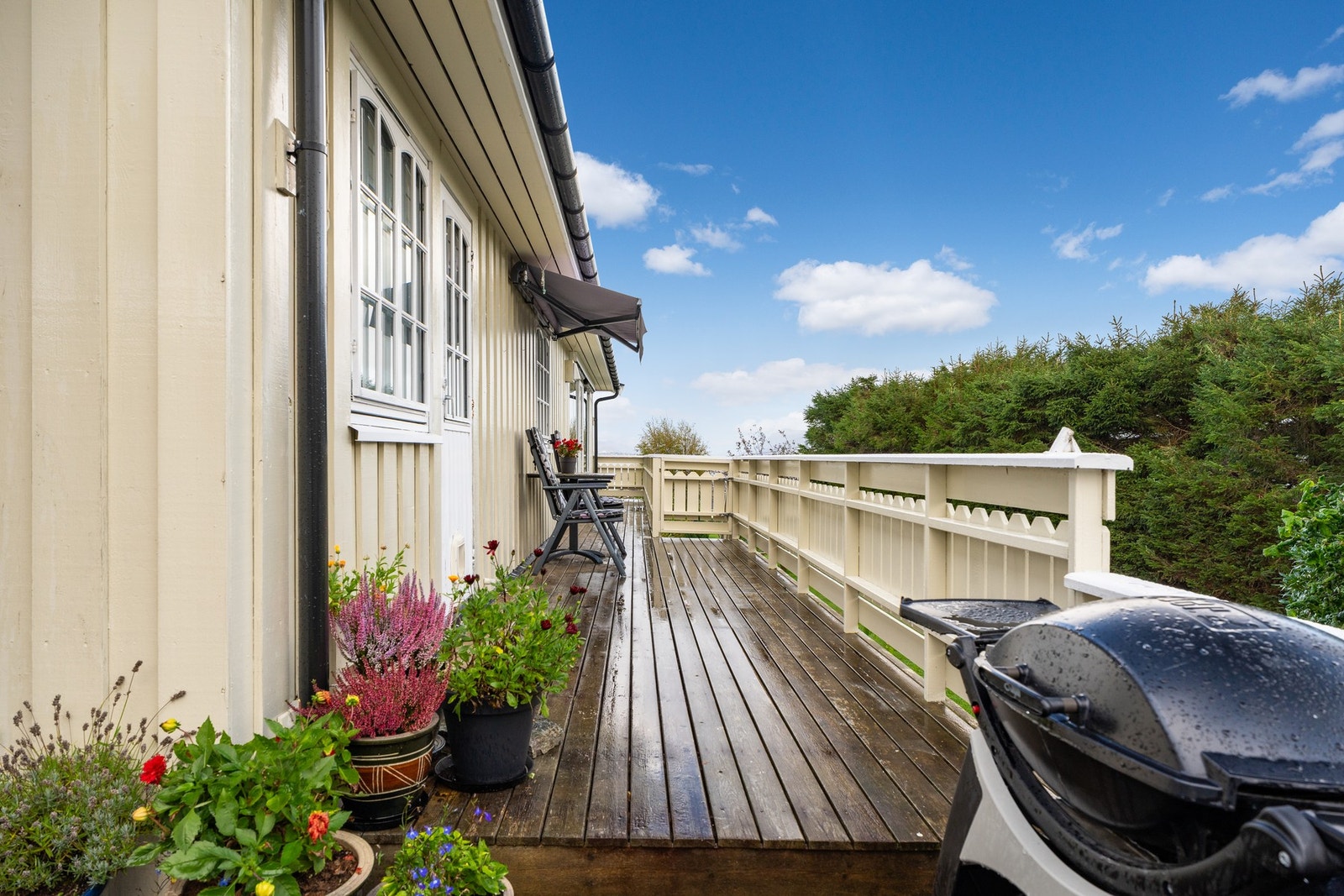 Det er utgang fra stuen til verandaen og uteområdet. Galleribilde