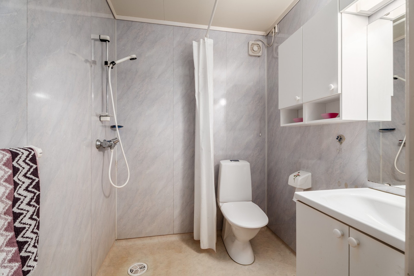 Bad i kjelleretasje. Galleribilde