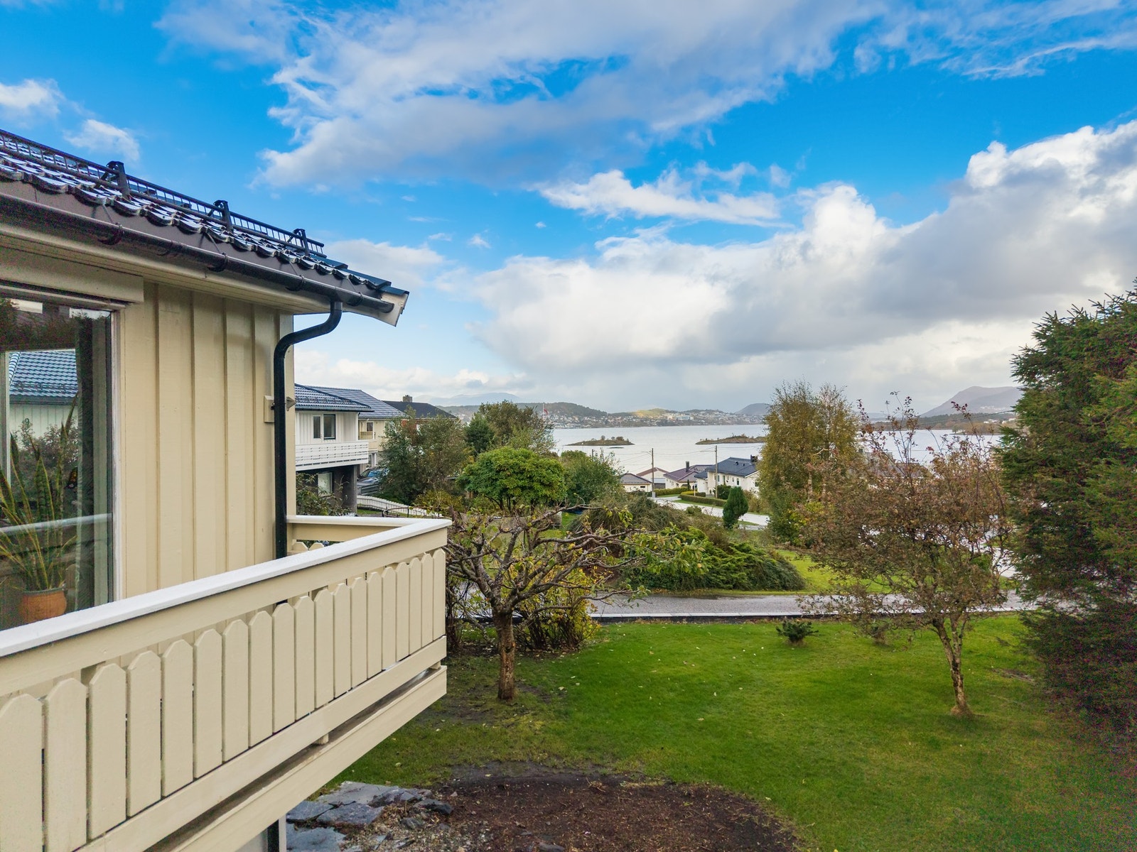 Sjøutsikt også fra uteområdet. Galleribilde