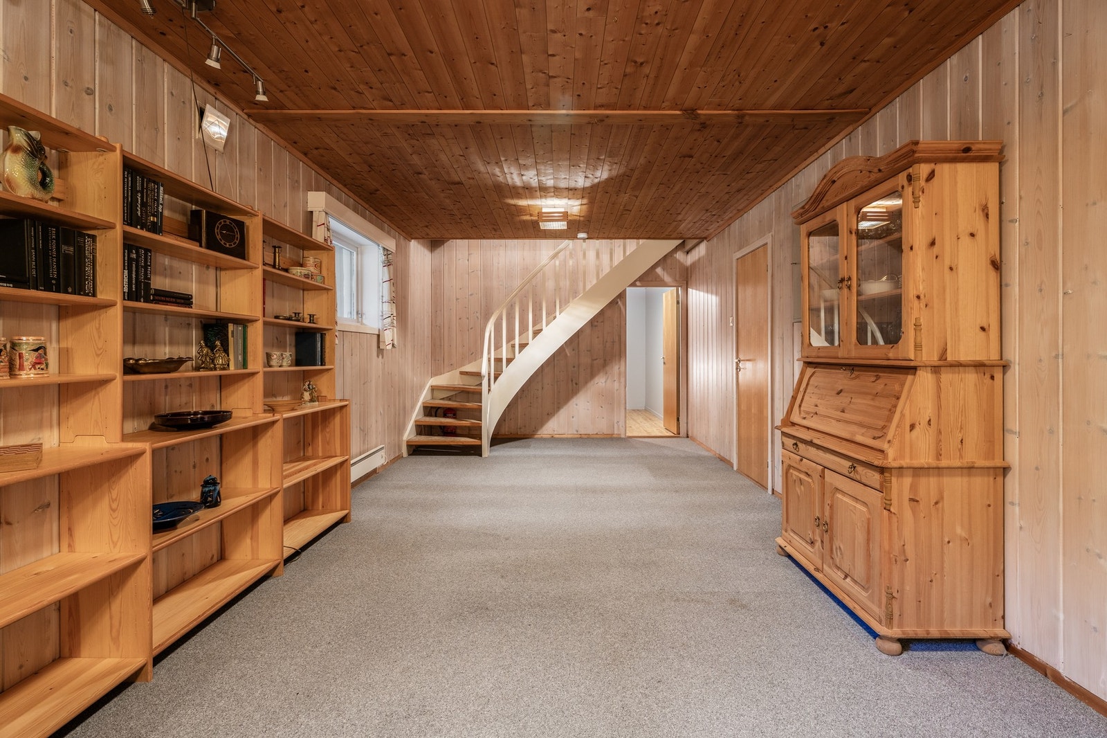 Boligen går over 2 plan og har også en innholdsrik kjelleretasje. Galleribilde