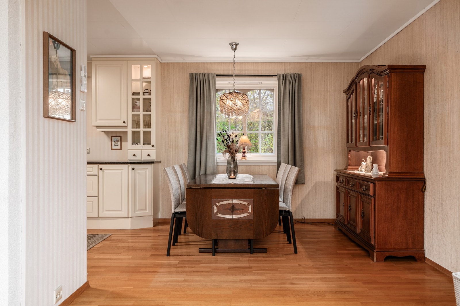 Spiseavdelingen er perfekt plassert mellom stue og kjøkken. Galleribilde