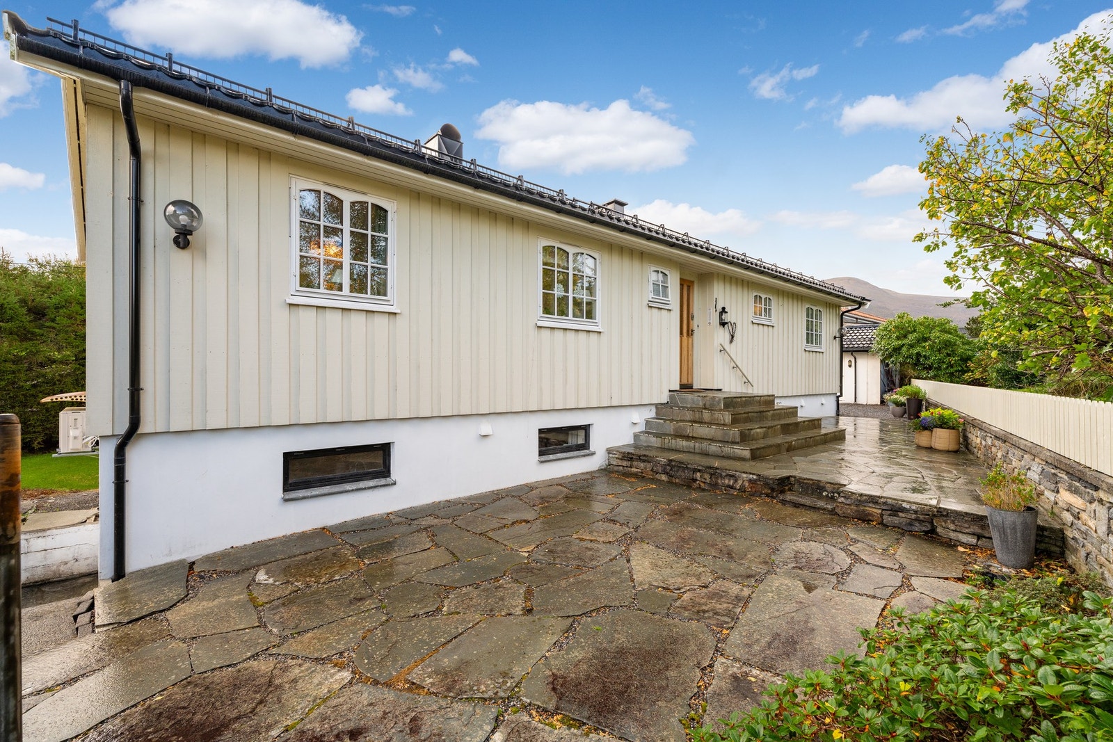 En skjermet skiferplatt er opparbeidet på baksiden av huset. Galleribilde