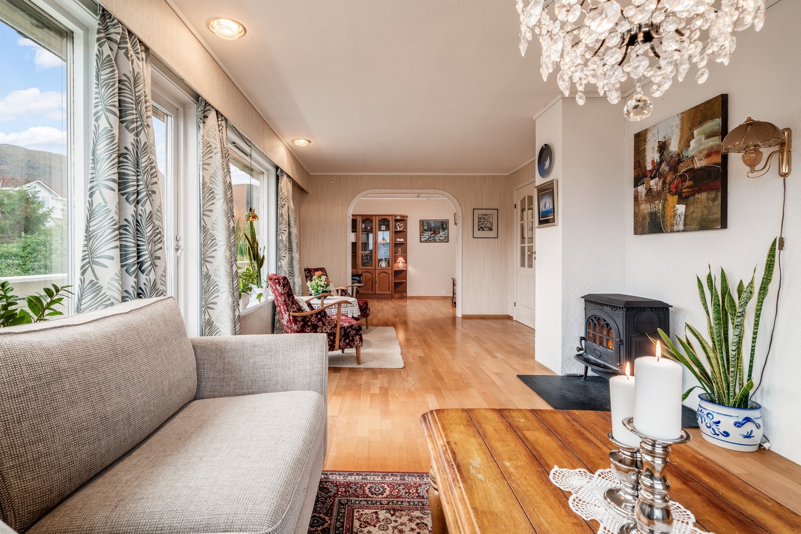 Vedfyring og varmepumpe sørger for jevn temperatur året rundt. Galleribilde