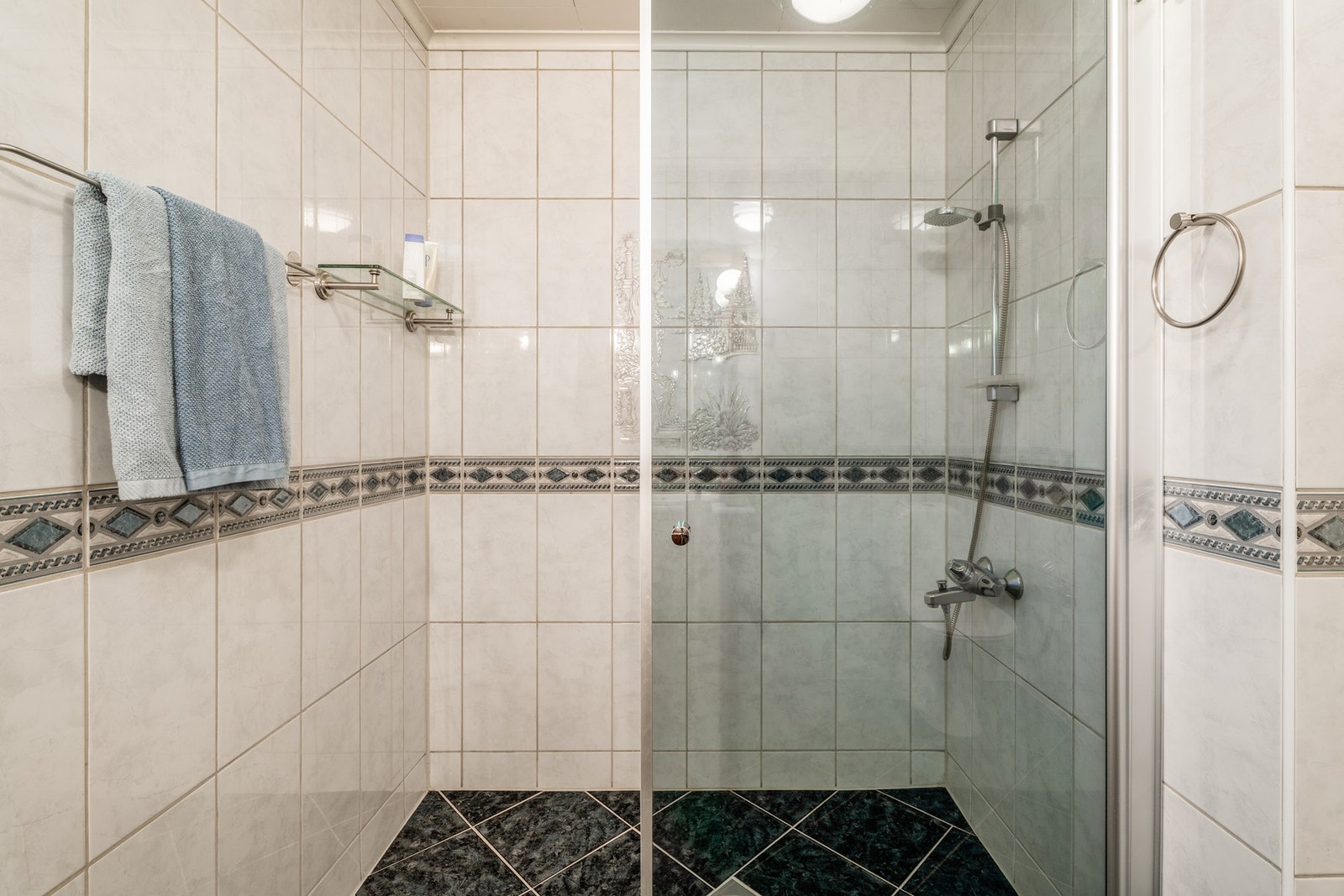 Deilig med stor dusj på badet. Galleribilde