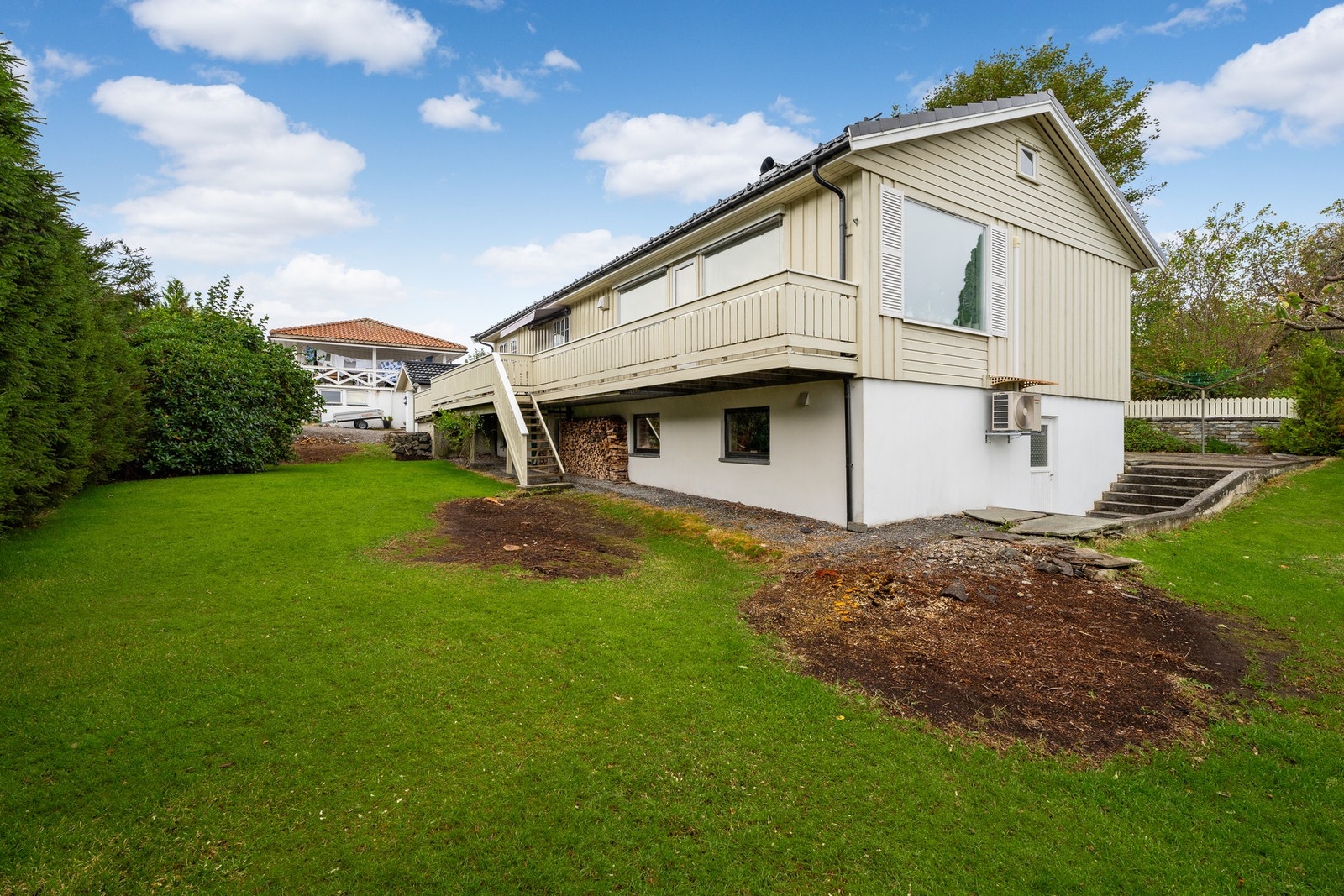 Det er nylig fjernet noen busker for å kunne utnytte hagen optimalt. Galleribilde