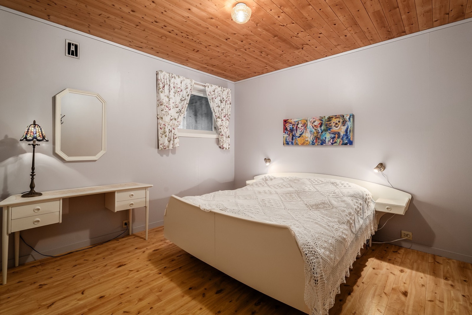 Soverom 3. I kjelleren er det også 2 gode soverom. Galleribilde