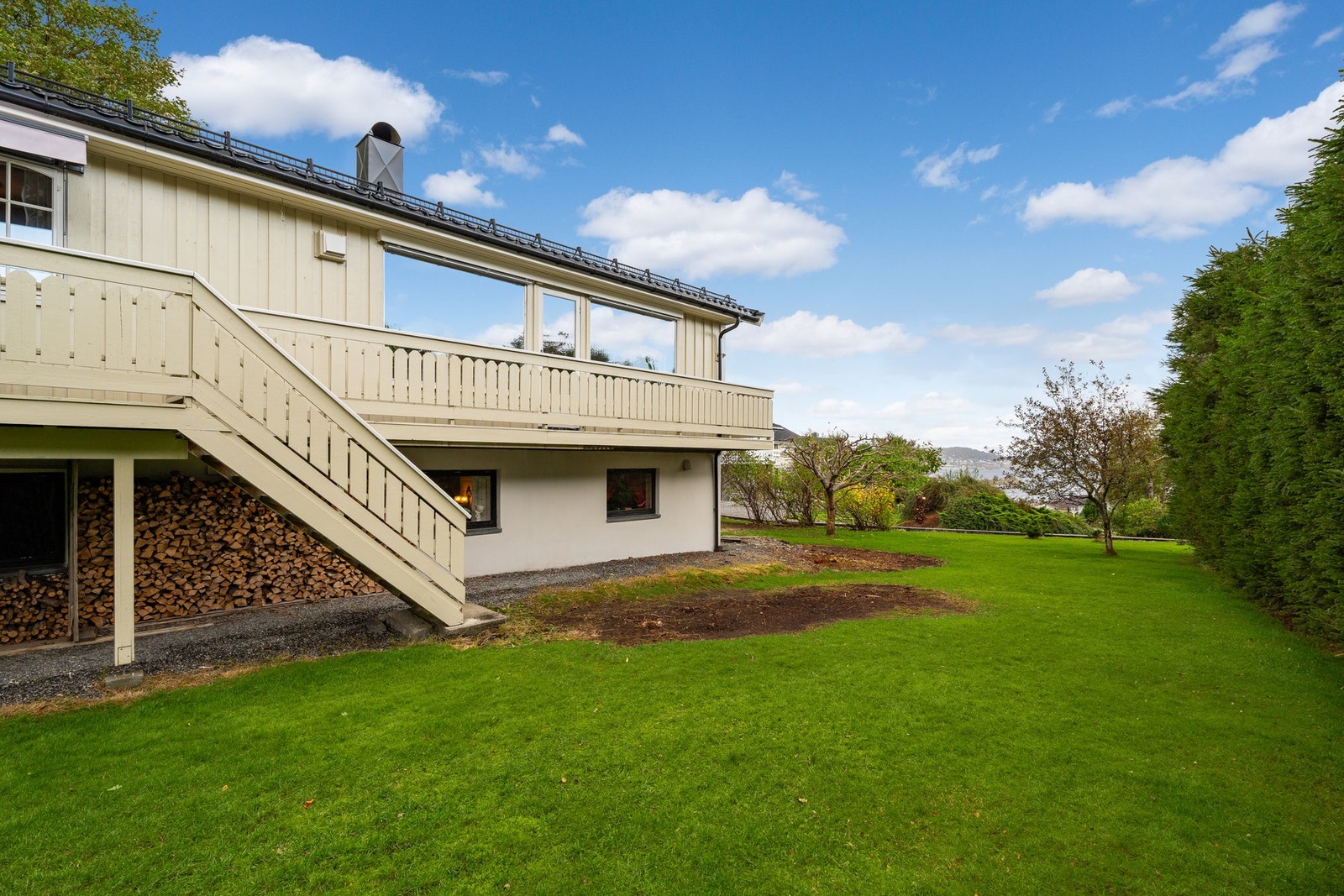 Flott innehekket hage som byr på privatliv og lek. Galleribilde