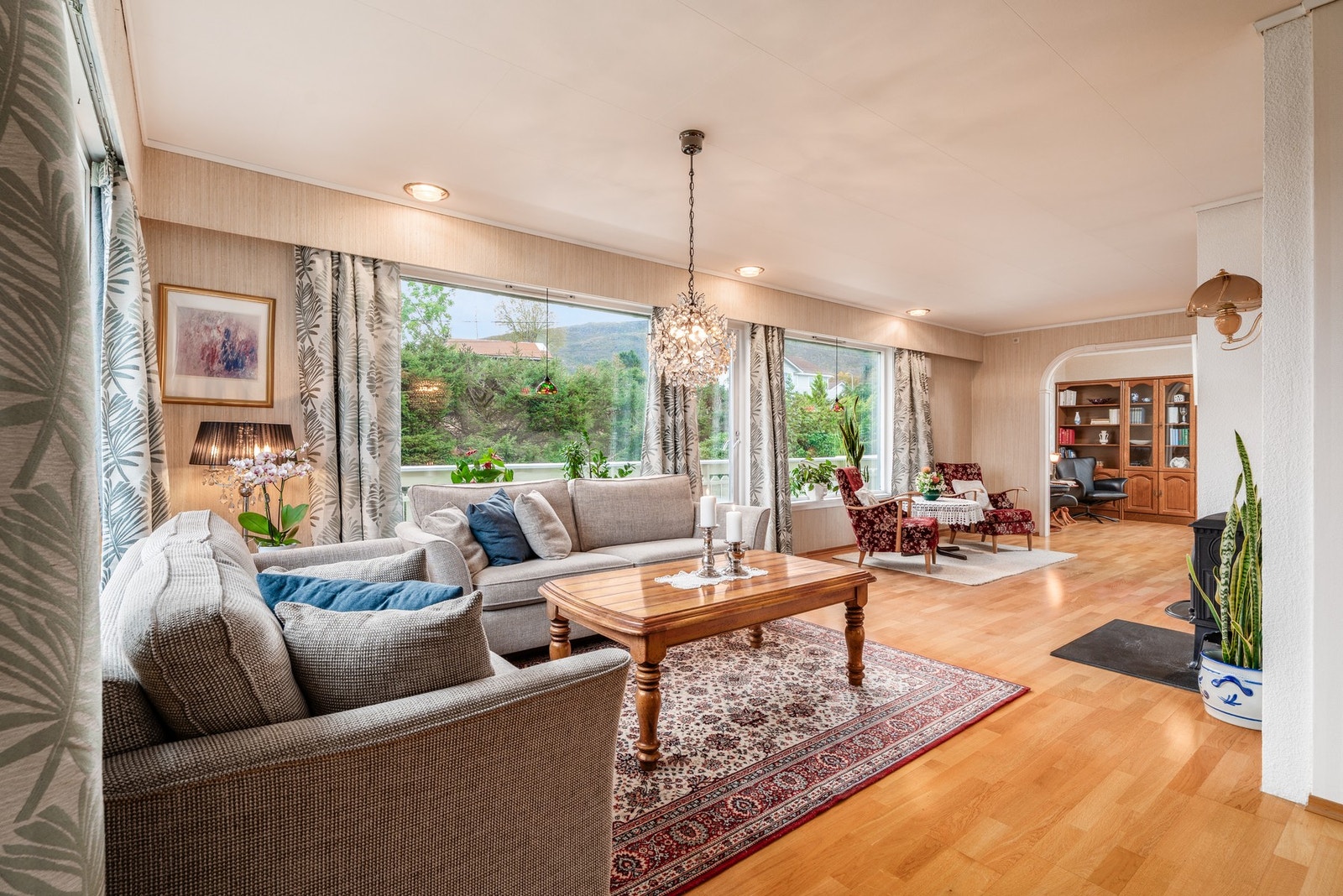 Romslig stue-/kjøkkenrom på hele 58kvm. Galleribilde