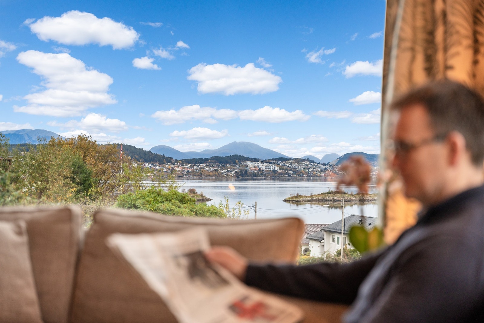 Fin utsikt over Borgundfjorden fra stuen. Galleribilde