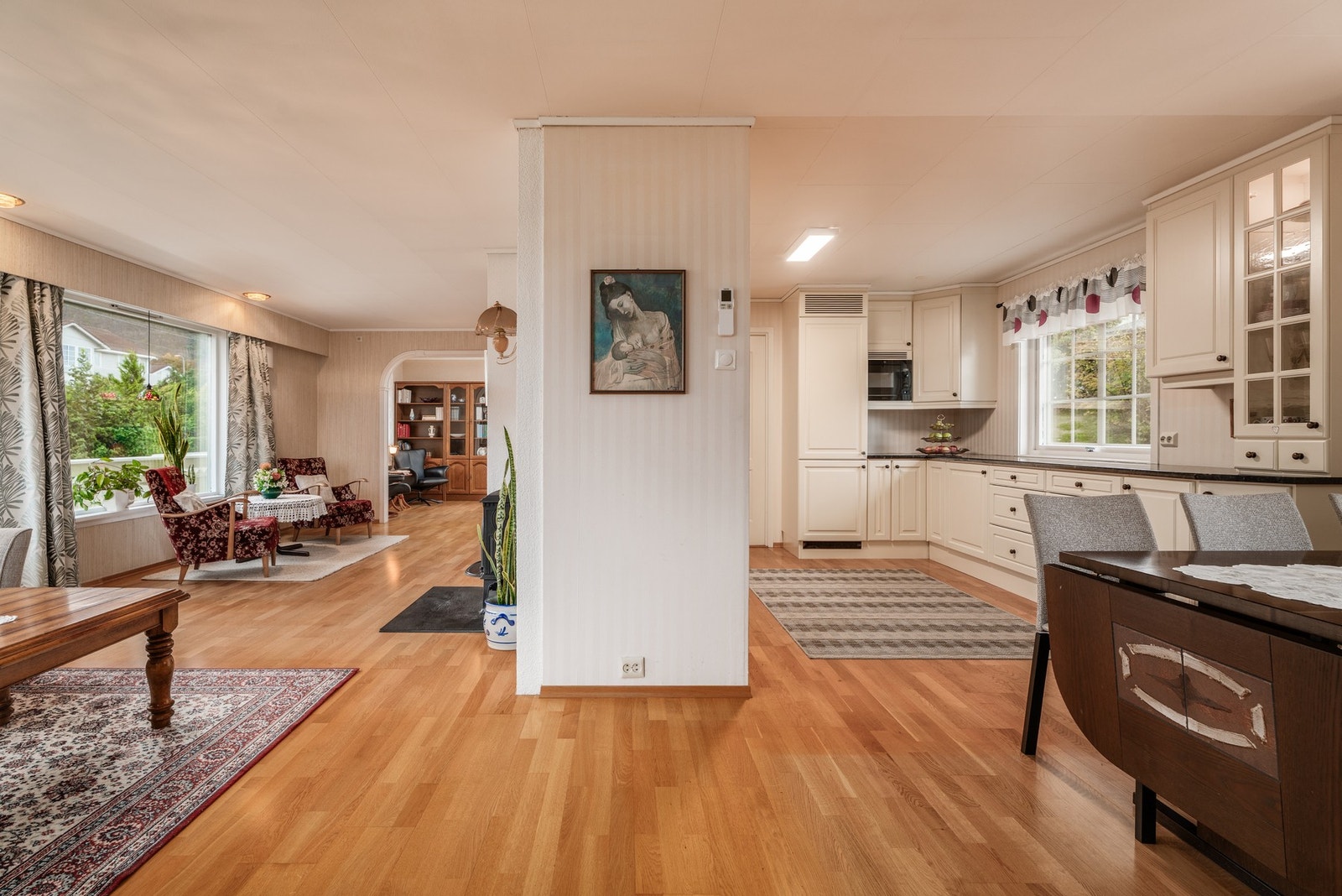 Åpen stue-/kjøkkenløsning, men samtidig skjermet fra hverandre. Galleribilde