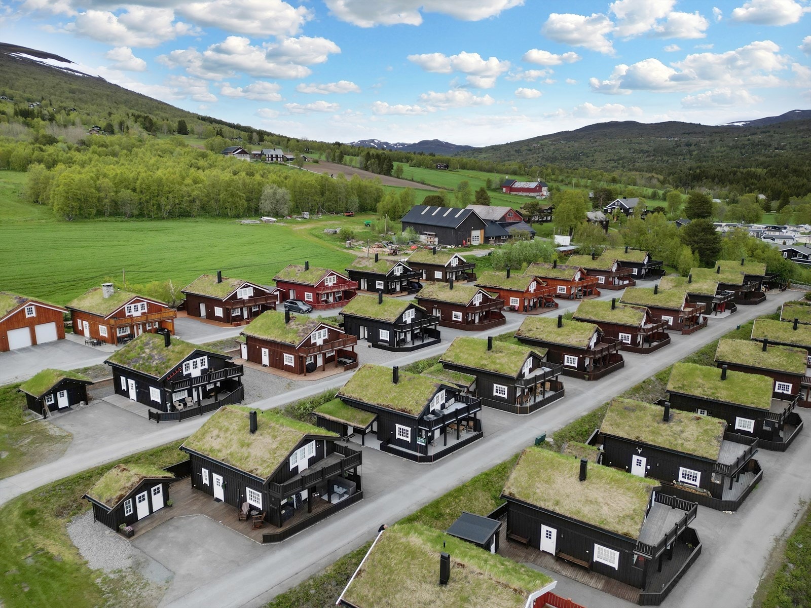 På vestsiden av hytta er det tilbygget en praktisk bod og takoverbygd inngangsparti. Galleribilde