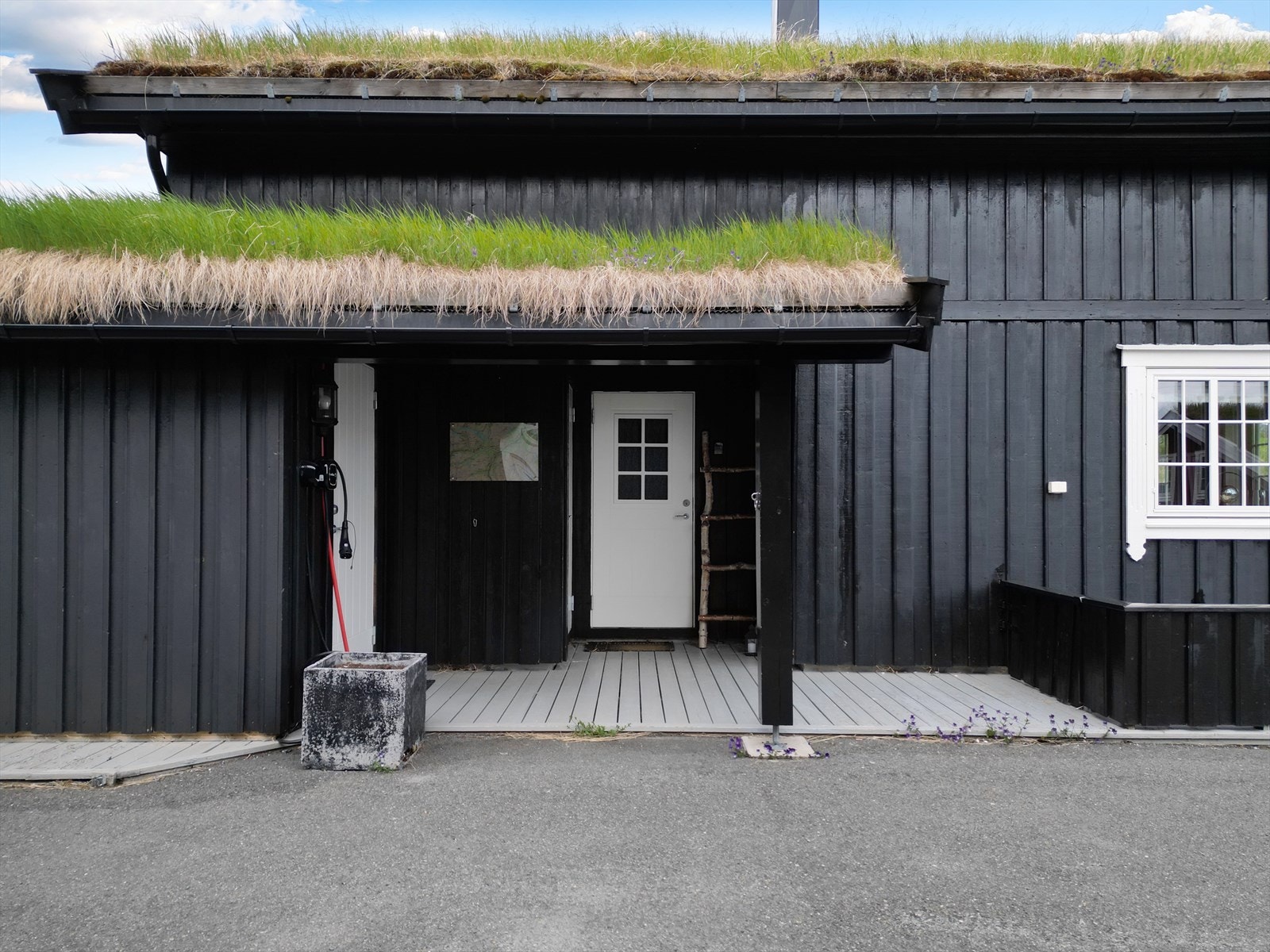 Det er satt opp EL-bil lader på hytta, samt god oppstillingsplass for parkering på egen tomt. Galleribilde