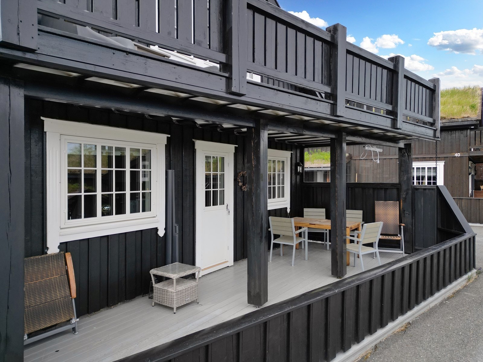 Hytta har en sammenhengende terrasse med overbygd balkong, ypperlig for hygge og samkomst. Galleribilde