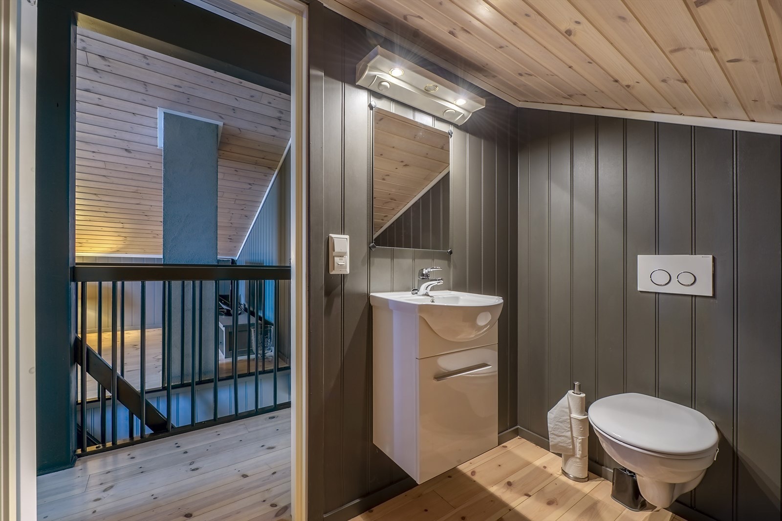 Pent og praktisk toalettrom i loftetasjen. Galleribilde