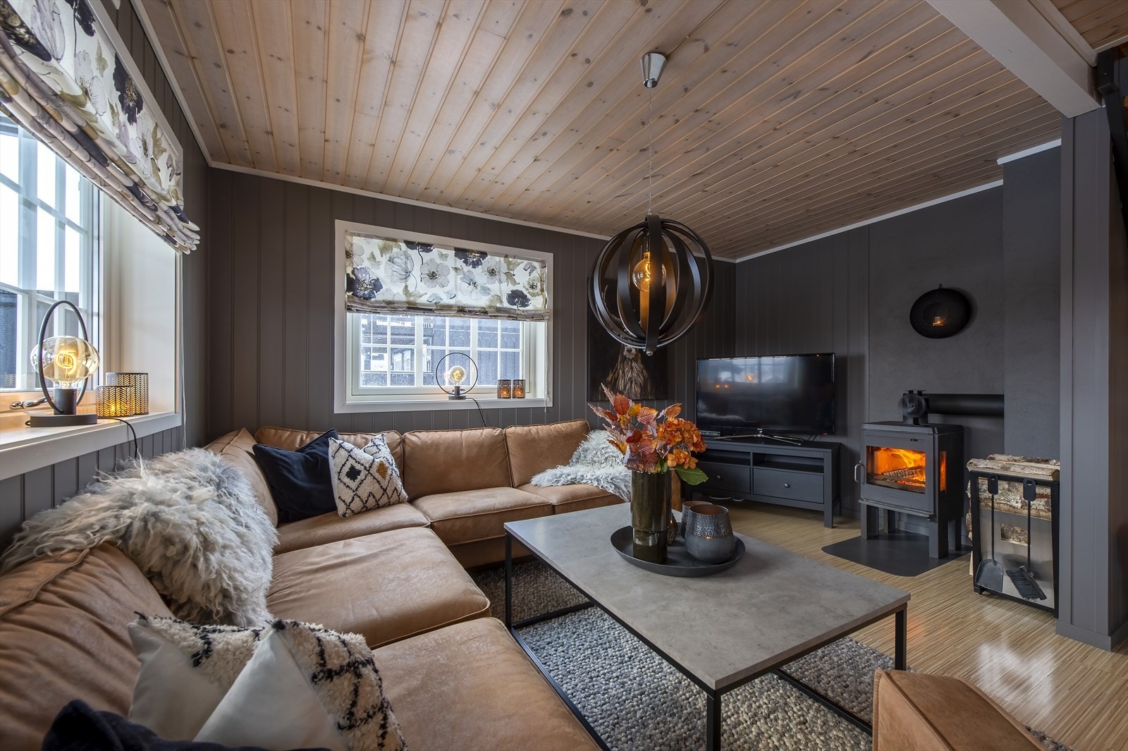 Stuen har god plass til en stor sofagruppe, og oppleves som lun og varm. Galleribilde