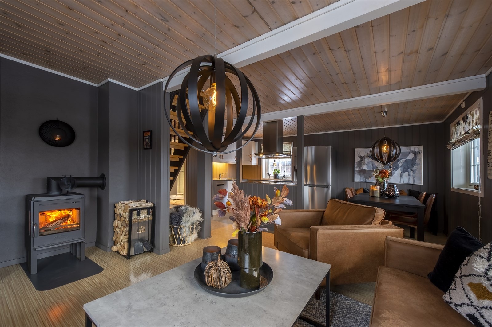 Fra inngangen blir du møtt av en meget innbydende stue med åpen løsning mot spisestuen og kjøkkenet. Galleribilde