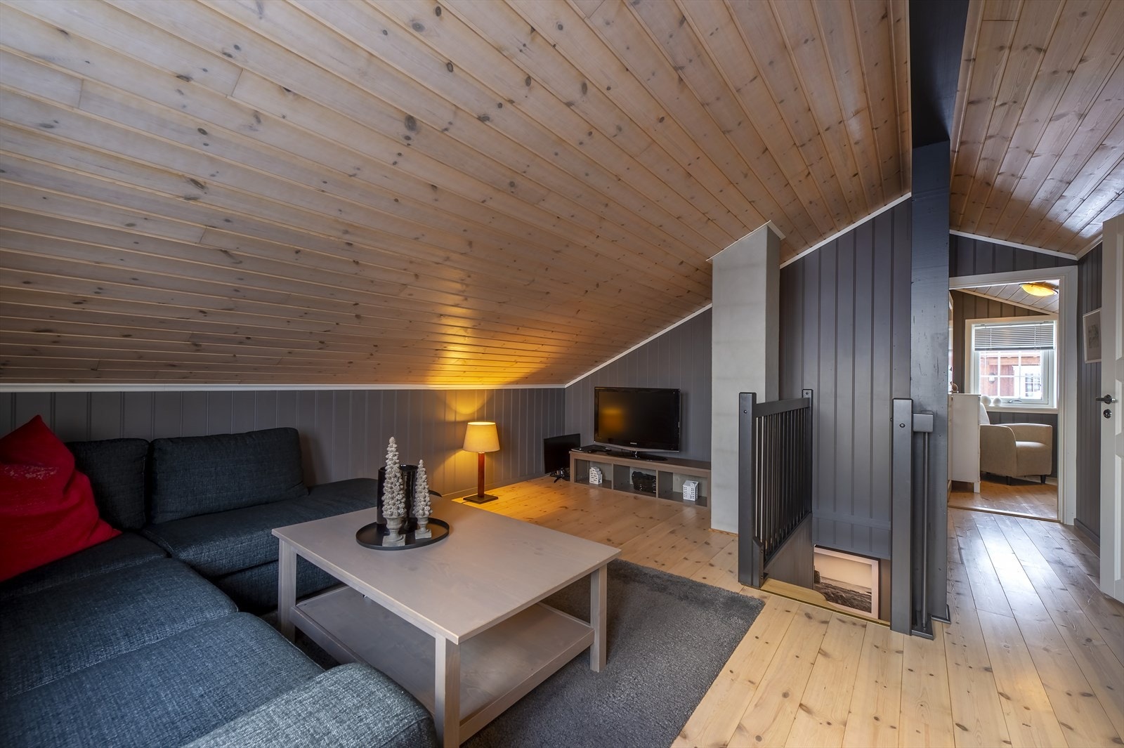 I 2.etasje har man 3 soverom, 1 WC og en flott stue, ypperlig for de yngste. Galleribilde